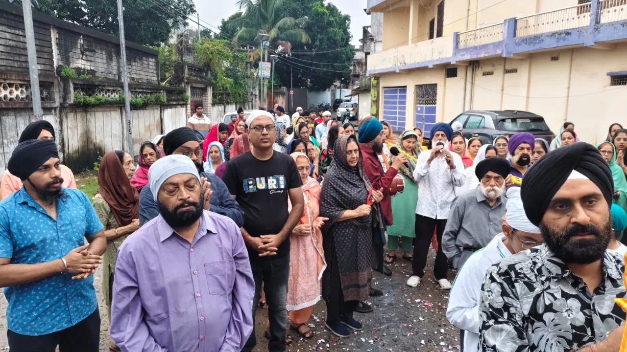 गिरिडीह में गुरु नानक जयंती पर शहर में निकली भव्य प्रभात फेरी, पंजाबी मुहल्ला में हुआ अरदास
