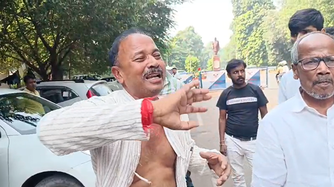 लालू-राबड़ी आवास के बाहर ड्रामा ! टिकट नहीं मिला तो कुर्ता फाड़कर और सड़क पर लोटपोट होकर रोने लगे RJD नेता