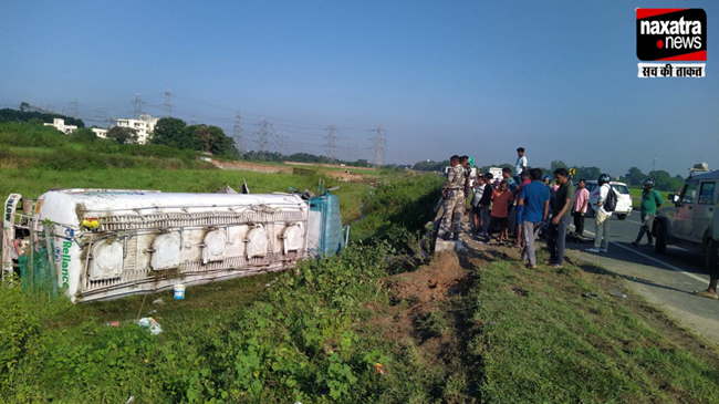 Ranchi: रिंग रोड में पुल से नीचे गिरा पेट्रोल टैंकर, डब्बा-बाल्टी लेकर पहुंचे लोग !
