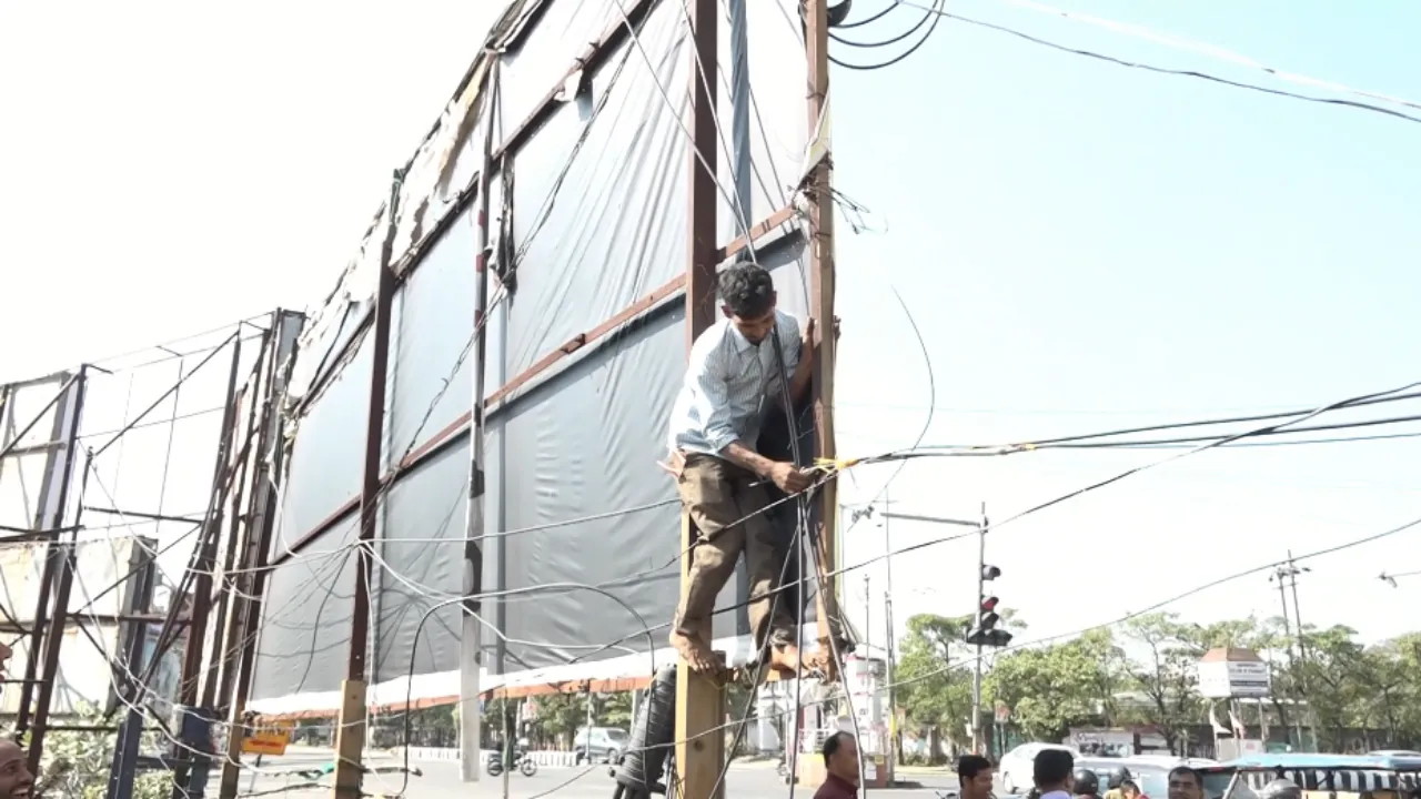 Ranchi के चौक चौराहों पर लगे अवैध होर्डिंग के खिलाफ नगर निगम की कार्रवाई तेज