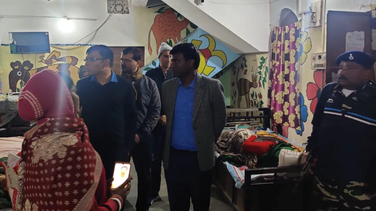 देर रात औचक निरीक्षण पर खादगढ़ा और रिम्स आश्रय गृह पहुंचे DC मंजूनाथ भजंत्री