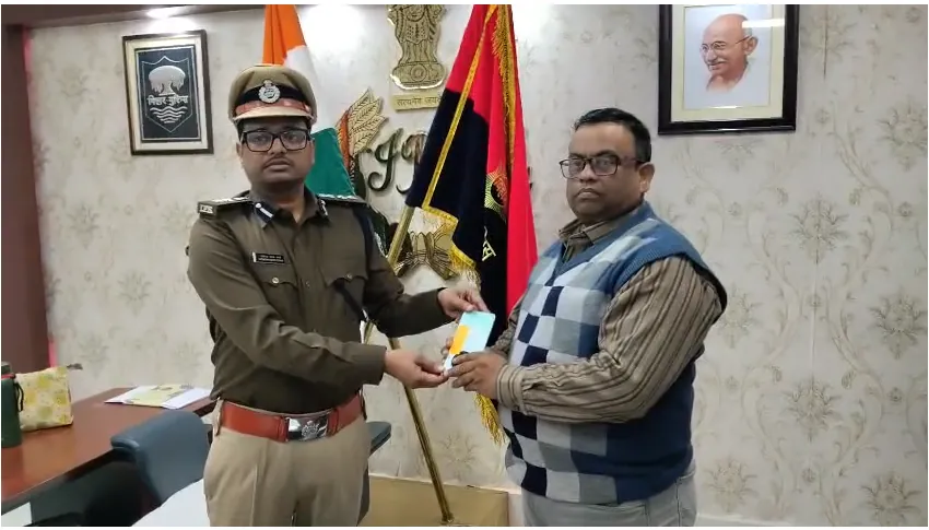 ऑपरेशन मुस्कान : बांका पुलिस ने लौटाए साढ़े सात लाख के खोए मोबाइल, चेहरे पर लौटी मुस्कान