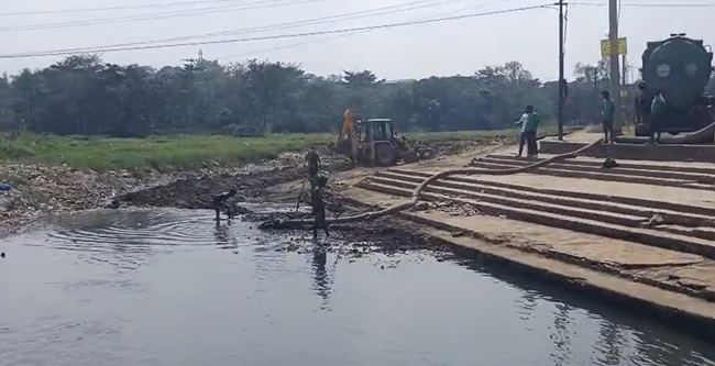 छठ पूजा की तैयारी चरम पर, स्वर्णरेखा घाट पर चलाया जा रहा स्वच्छता अभियान