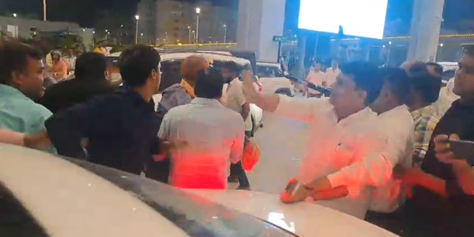 टिकट न मिलने पर कांग्रेसी कार्यकर्ताओं का फूटा गुस्सा, आपस में ही भिड़ गए दो गुट