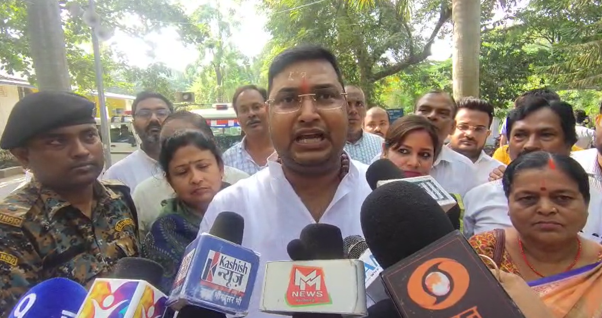 भवन निर्माण मंत्री ने भरा नामांकन, कहा जनता है विकास के साथ