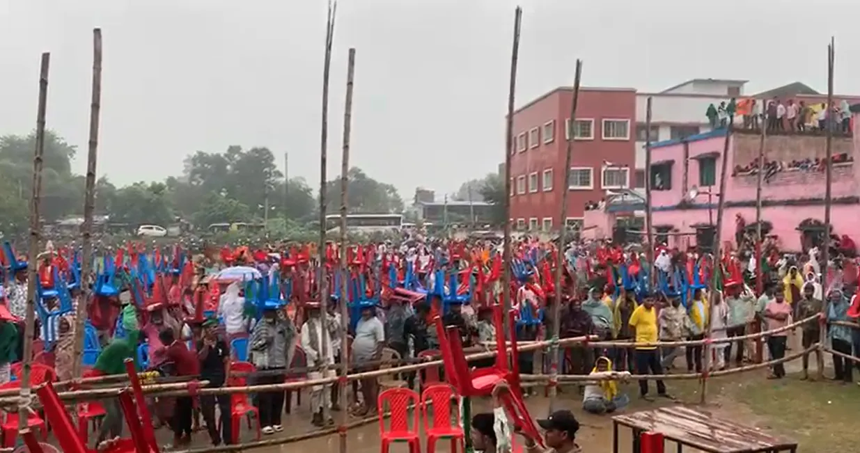 बारिश ने किया समर्थकों को निराश, अंतत:रद्द हुई तेजस्वी की चुनावी सभा, सर पर कुर्सी लिए इंतजार करते रहे लोग