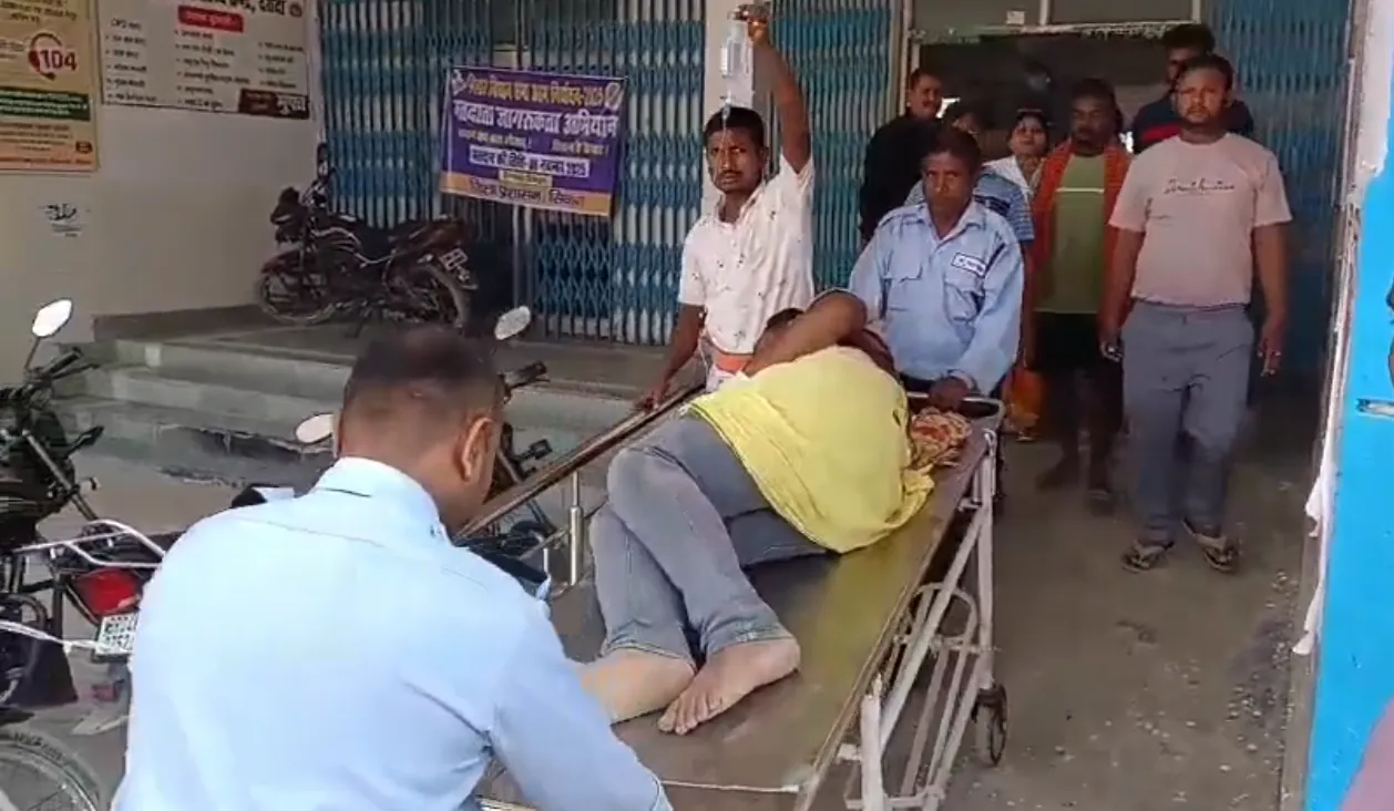 चुनावी रंजिश को लेकर दो गुटों में मारपीट, पोलिंग बूथ पर चाकूबाजी से एनडीए समर्थक बुरी तरह घायल