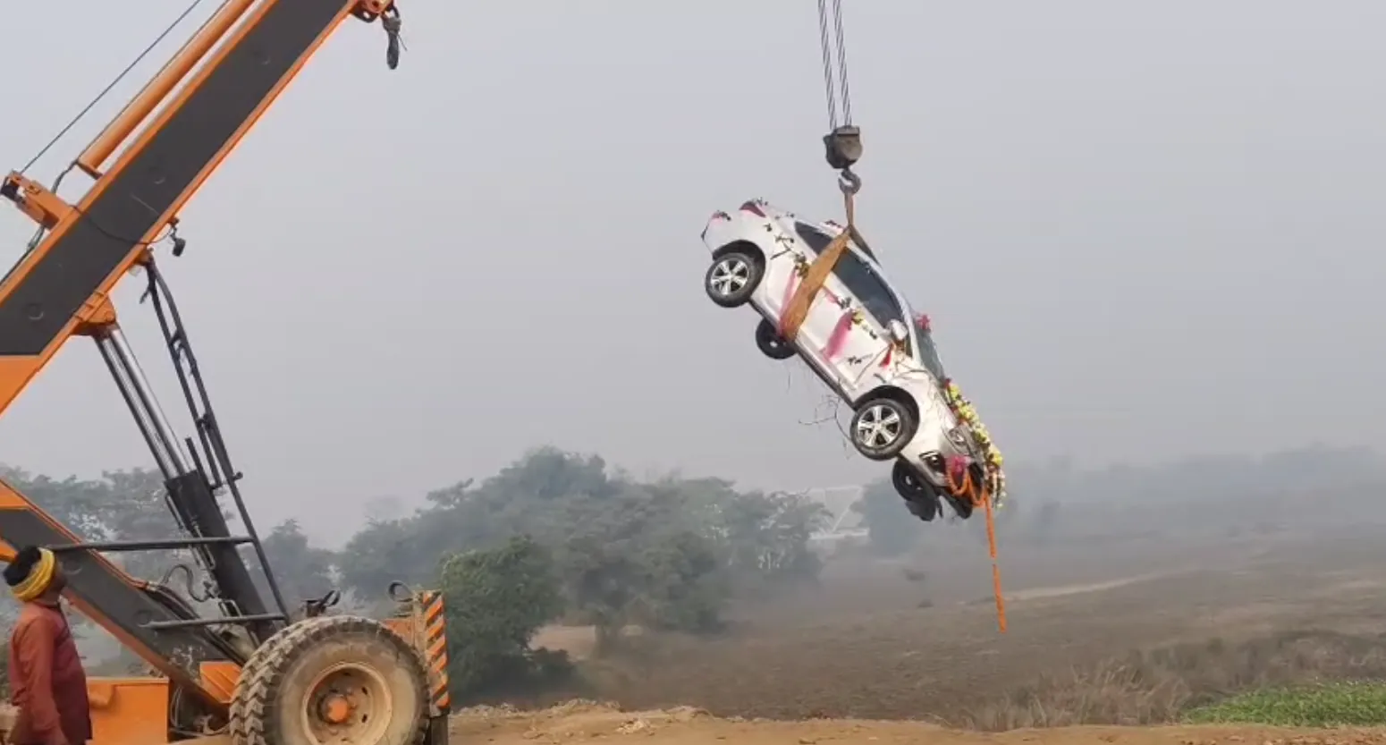 दर्दनाक हादसा : नवविवाहित जोड़े की कार दुर्घटनाग्रस्त, मौत ने मचाया हाहाकार