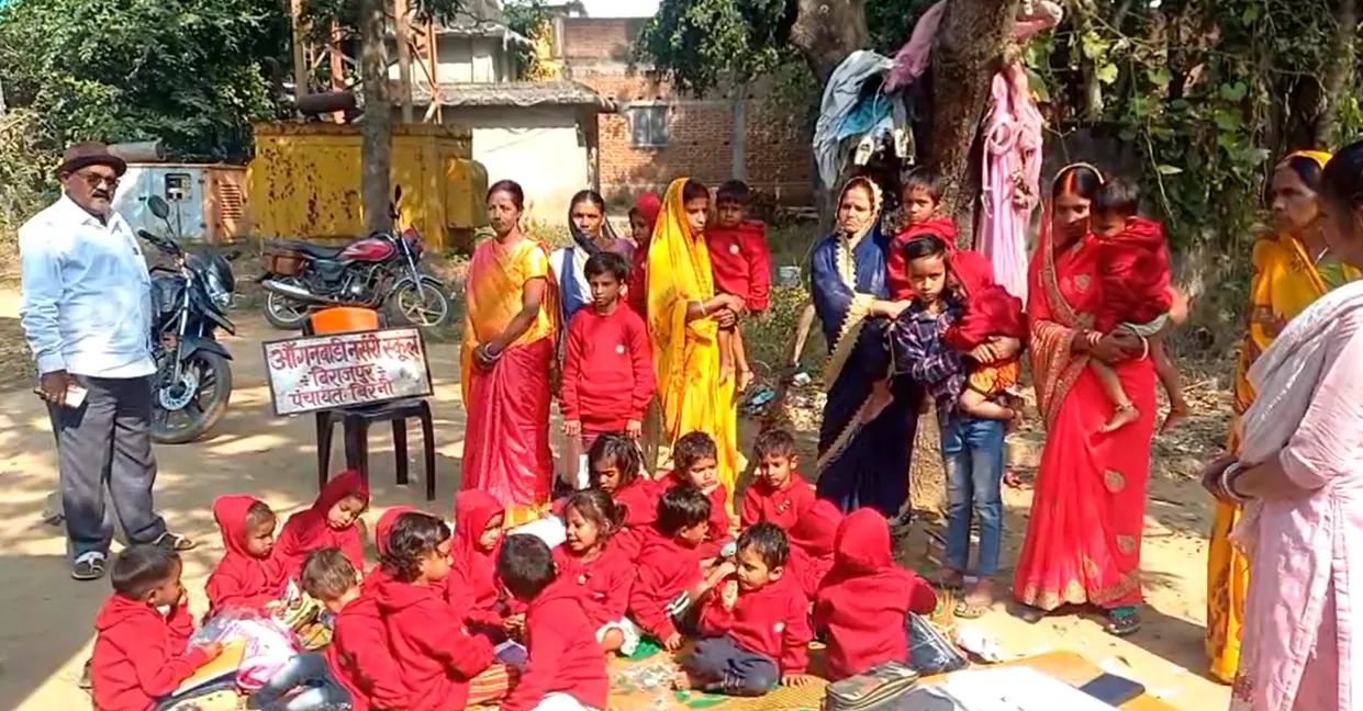 कैसा ये विकास, कैसी शिक्षा व्यवस्था? 20 सालों से बच्चे पेड़ के नीचे पढ़ने को हैं मजबूर