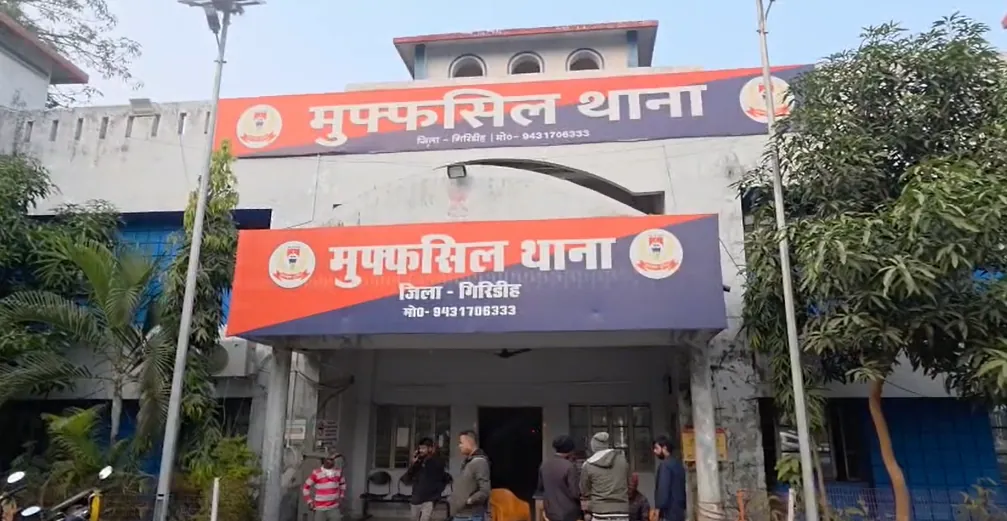  एटीएम में टेप लगाकर करता था चोरी, गिरिडीह में लोगों की मदद से शातिर युवक गिरफ्तार