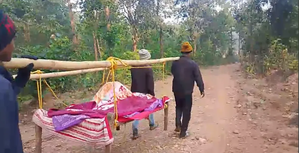 सड़क नहीं.. एंबुलेंस नहीं.. खटिया ही बनी सहारा, आग से झुलसी महिला को 3km ढोकर ले गए परिजन