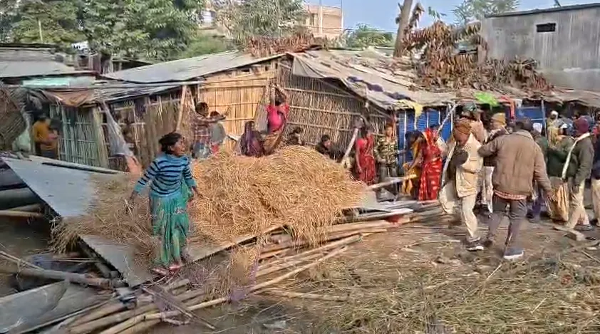 सुपौल में अतिक्रमण हटाने के दौरान भड़के स्थानीय लोग, पुलिस प्रशासन को करना पड़ा विरोध का सामना