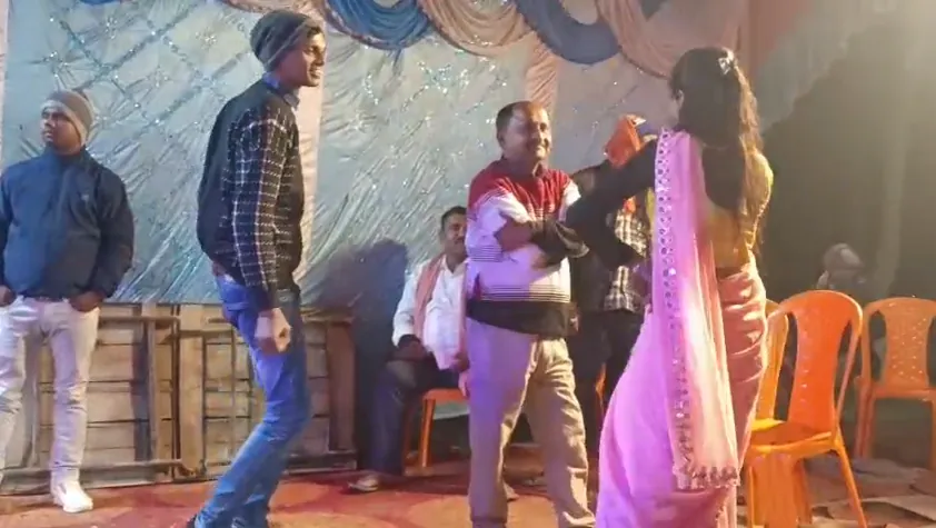 बार डांसर्स को देख बेकाबू हुए गुरुजी, संग-संग लगाने लगे ठुमके, वीडियो वायरल हुआ तो...