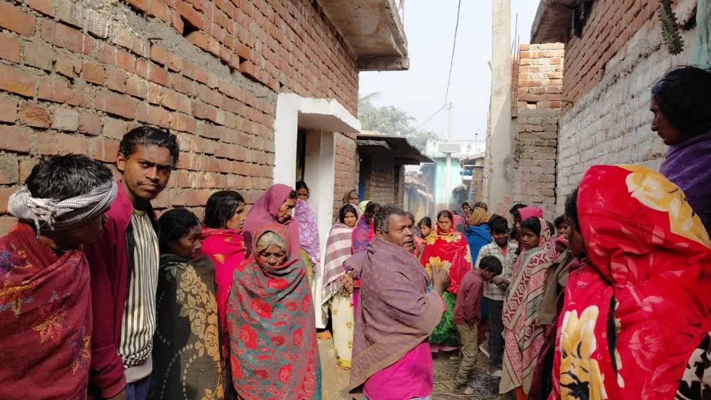 बोरसी की आग बनी मौत की बिसात, एक कमरे में सो रहे तीन लोगों की दम घुटने से रुकी सांसें, इलाका मातम के आगोश में