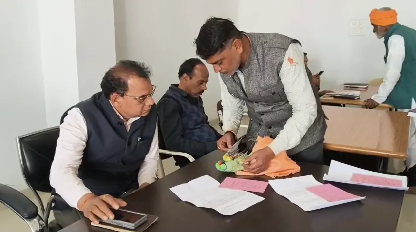 मरा तोता हाथ में लिए जिला कलेक्ट्रेट ऑफिस पहुंचा शख्स, चाइना डोर पर लगाम कसने की मांग