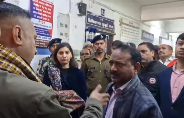 "सुधारिए खुद को नहीं तो कर देंगे छीछालेदर" सिविल सर्जन की लापरवाही पर जमकर भड़के आनंद मिश्रा