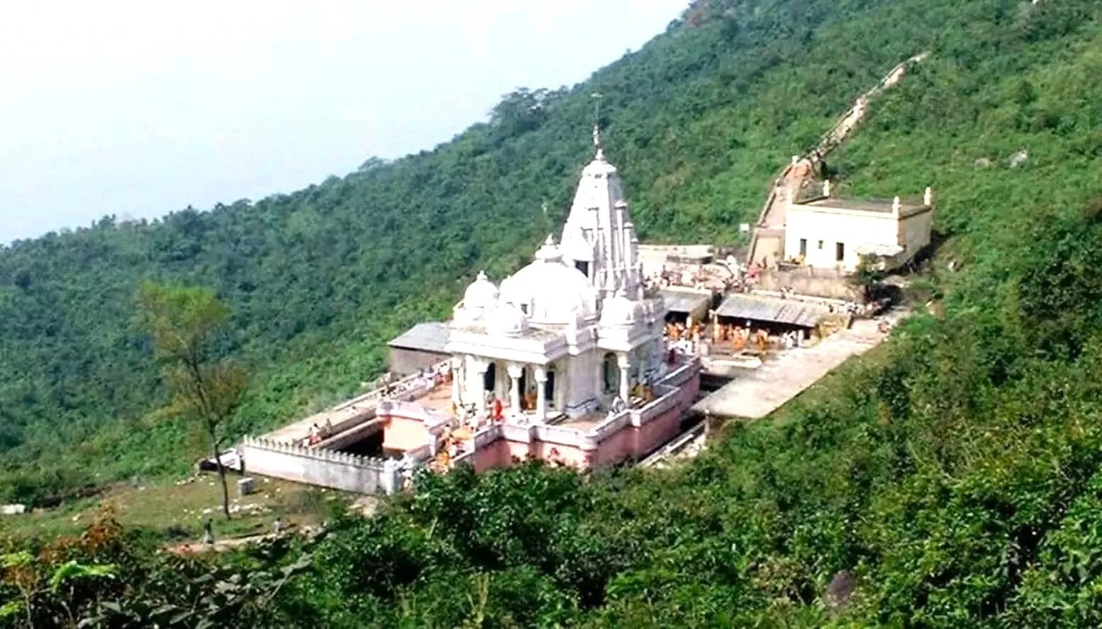 सम्मेद शिखर में सैलानियों की सुरक्षा को लेकर कड़े  इंतजाम, प्रशासन को मिले आवश्यक निर्देश