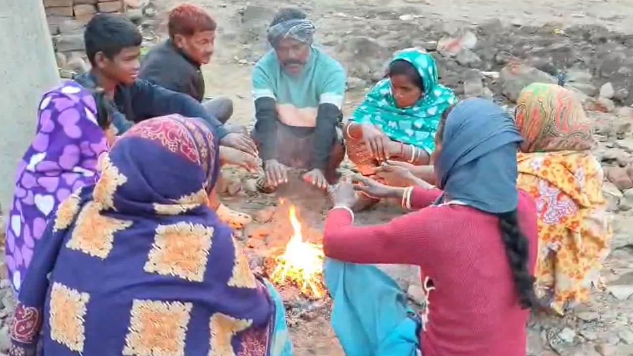  झारखंड में हिमालय बर्फबारी का असर !  लकड़ी चुन-चुनकर अलाव ताप रहे झुग्गी-झोपड़ियों में रहने वाले लोग 
