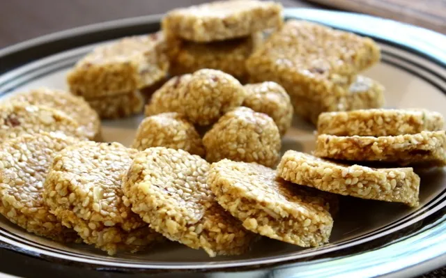 Makar Sankranti 2026 : झारखंड ही नहीं बिहार व बंगाल में भी मशहूर है झरिया का तिलकुट, गया से बुलाए जाते हैं कारीगर