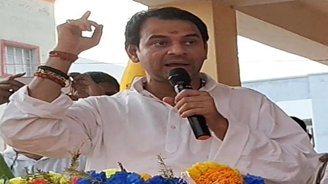 खेसारी लाल यादव पर तेज प्रताप ने ली चुटकी, “किस चीज़ का रोजगार देंगे...नाचने वाला?”