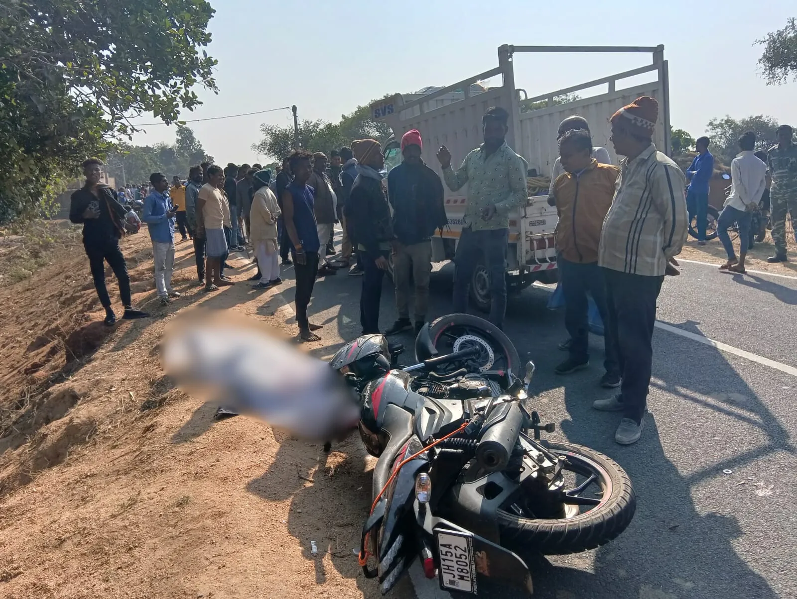 GIRIDIH: मालवाहक गाड़ी और बाइक की टक्कर में युवक की मौत, एक की हालत गंभीर