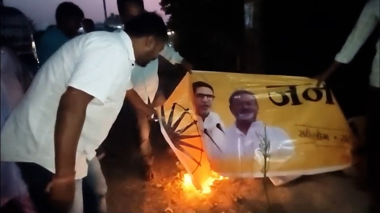 टिकट नहीं मिलने के कारण कार्यकर्ताओं का फूटा गुस्सा ; प्रशांत किशोर का जला डाला पुतला