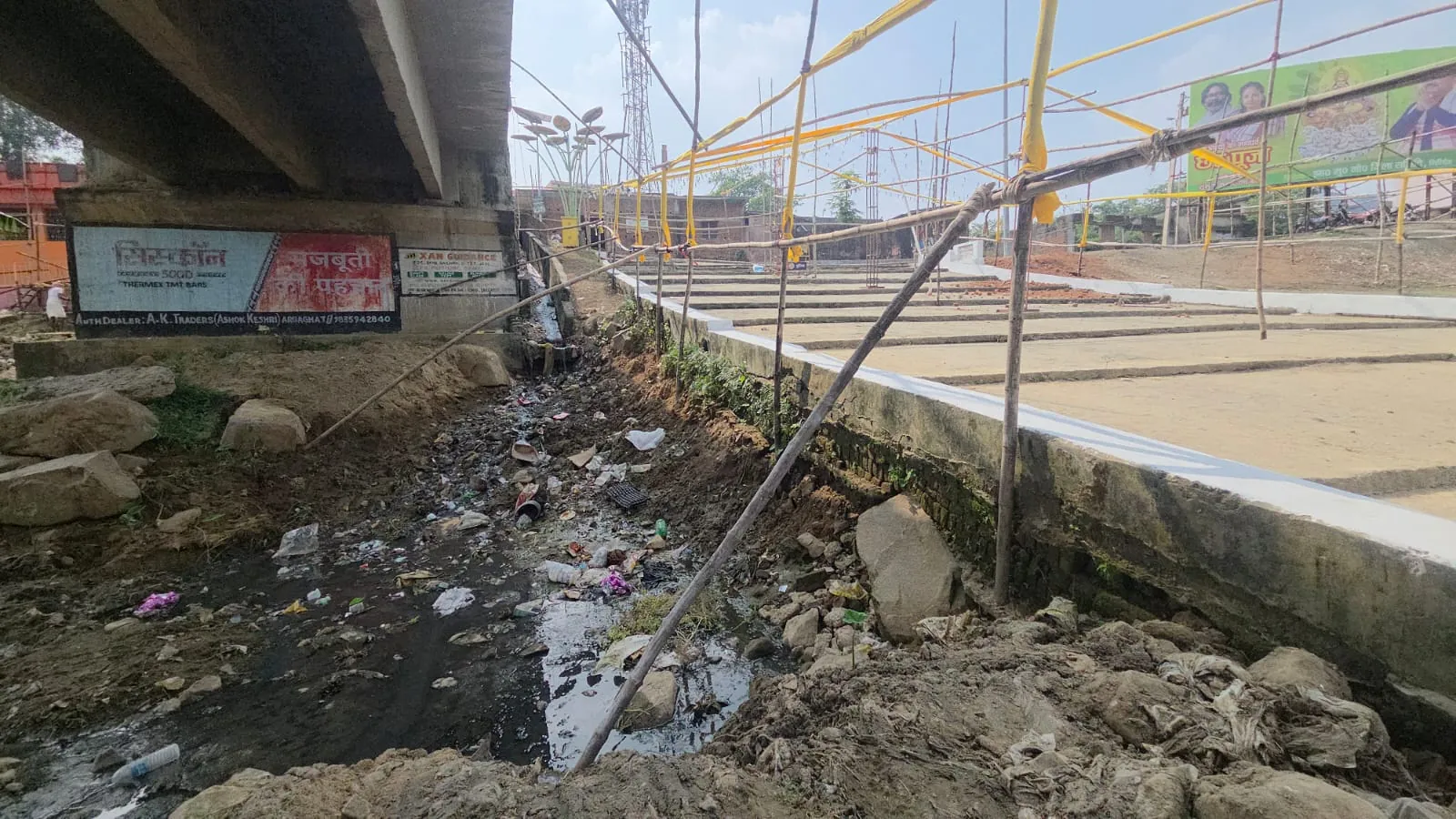 45 लाख का टेंडर, व्याप्त कचरे का अंबार, स्थानीय उठा रहे सवाल : क्या दो दिनों में हो पाएगी छठ घाटों की सफाई ?