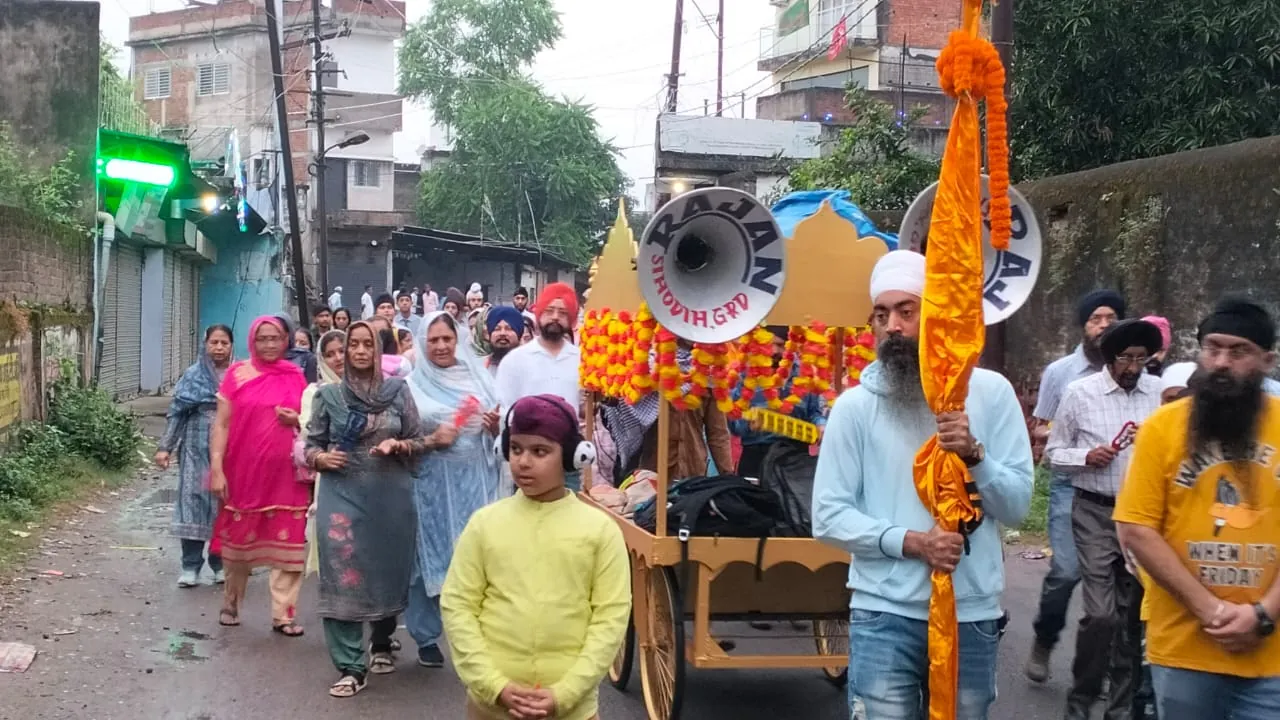 गुरु नानक देव जी के 556वें प्रकाश पर्व पर निकाली गई प्रभात फेरी, शबद कीर्तन में रमे श्रदालु