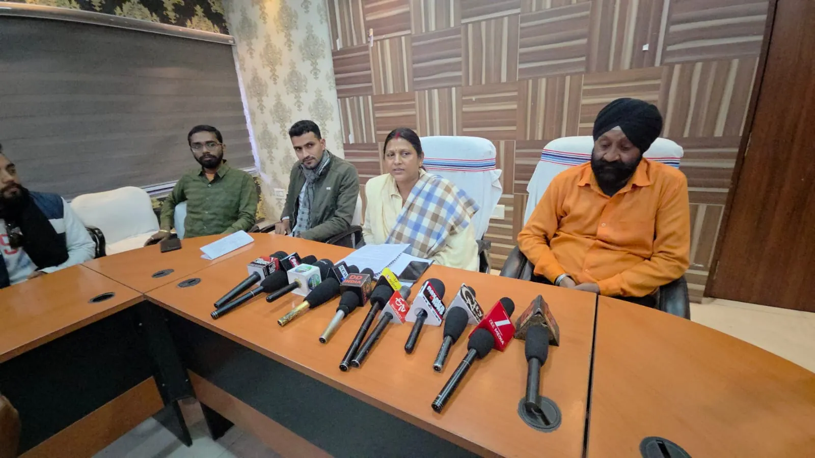 जमुआ विधायक मंजू कुमारी का आरोप - जिला प्रशासन के संरक्षण में चल रही हैं 23 अवैध पत्थर खदानें