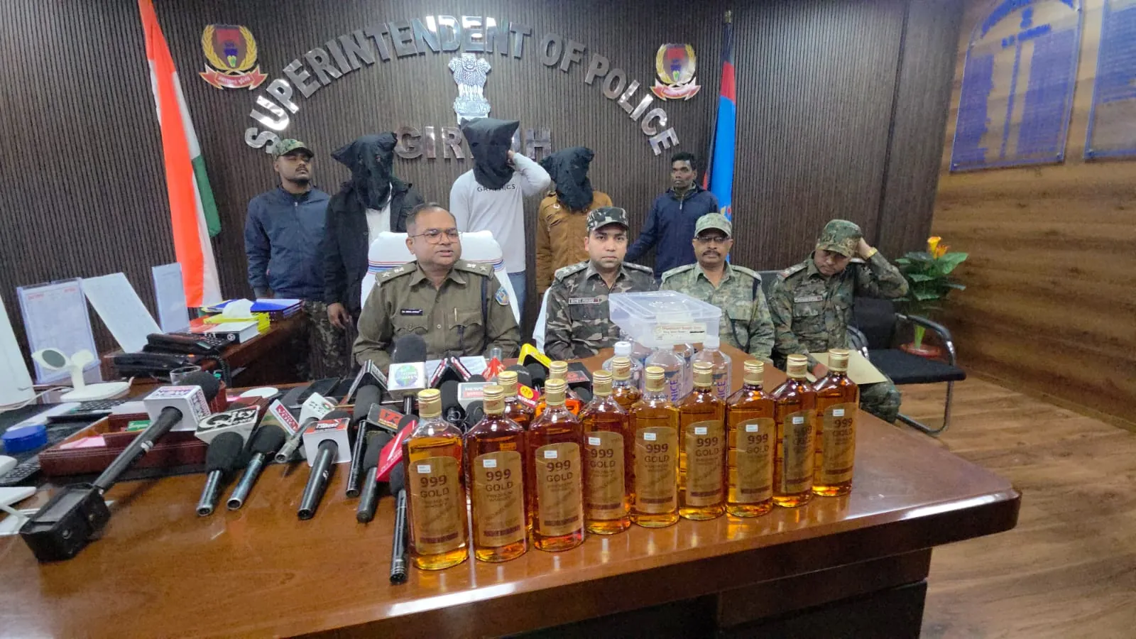 पानी की पेटियों में चल रहा था शराब का काला धंधा, पुलिस ने किया भंडाफोड़