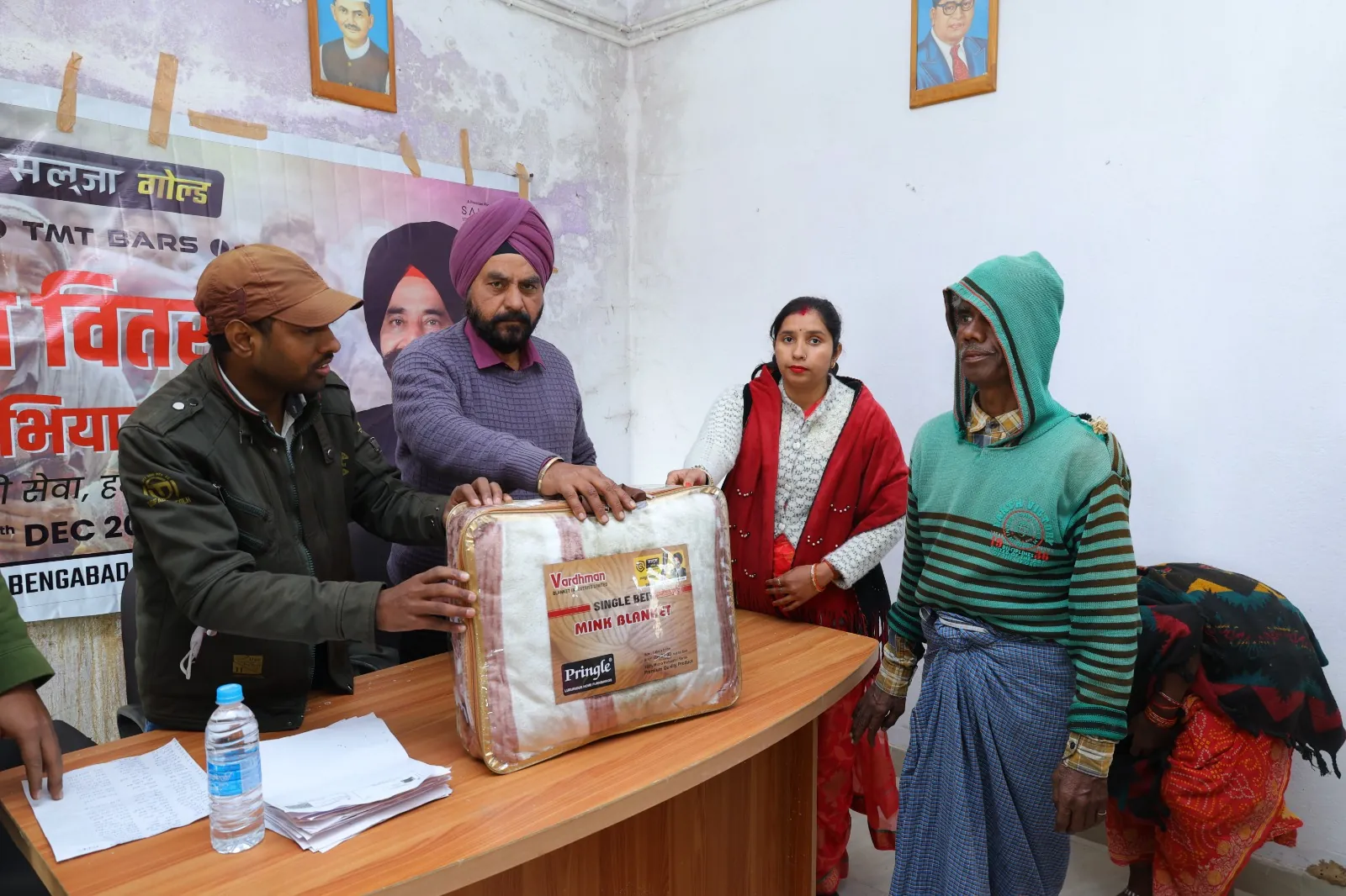 सितम ढाती सर्दी में जरूरतमंदो के बीच गिरिडीह का नामचीन सलूजा स्टील उद्योग, दो सौ से अधिक लोगों में बांटे गए कंबल