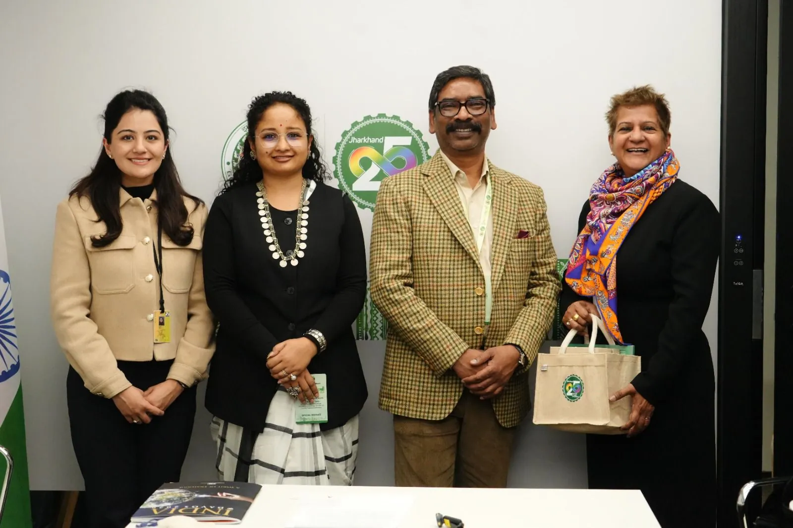 दावोस में आयोजित WEF में भाग लेने वाले भारत के पहले निर्वाचित आदिवासी नेता बने CM हेमंत सोरेन, व्हाइट बैज से सम्मान