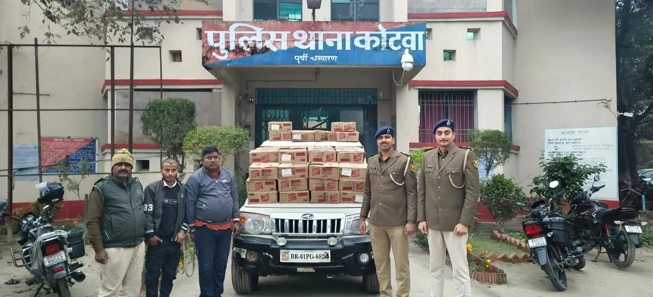 शराब बचाने के लिए जान पर खेल गए तस्कर, पुलिस देखकर भागने के दौरान पलट गई तस्करों की शराब से लदी बोलेरो