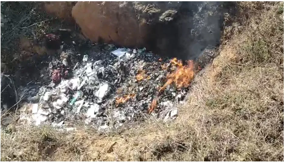 SINGRAULI: सरकारी दवाइयों को आग के हवाले करने के मामले में कार्रवाई अब तक शून्य, स्वास्थ्य विभाग पर उठे गंभीर सवाल