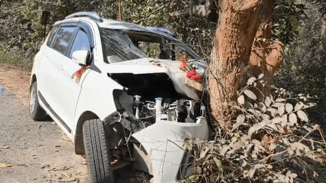 चतरा में मातम में बदली खुशियां: बारात से लौट रही कार पेड़ से टकराई, 1 की मौत