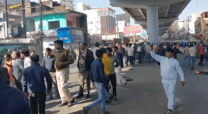 दखल-दिहानी के खिलाफ लोगों का फूटा गुस्सा, प्रशासन के खिलाफ नारेबाजी, कई घंटों से रातू रोड जाम