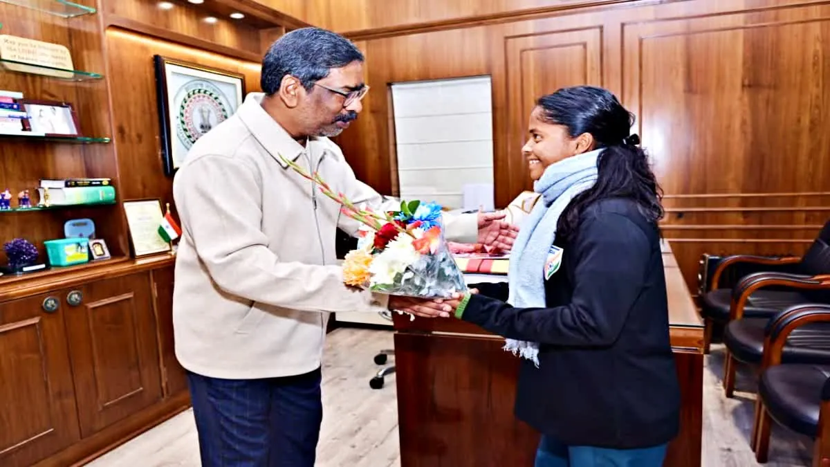 अंतर्राष्ट्रीय फुटबॉलर अनुष्का कुमारी ने CM हेमंत से की मुलाकात, मुख्यमंत्री ने खेल मैदान और सहयोग का दिया भरोसा