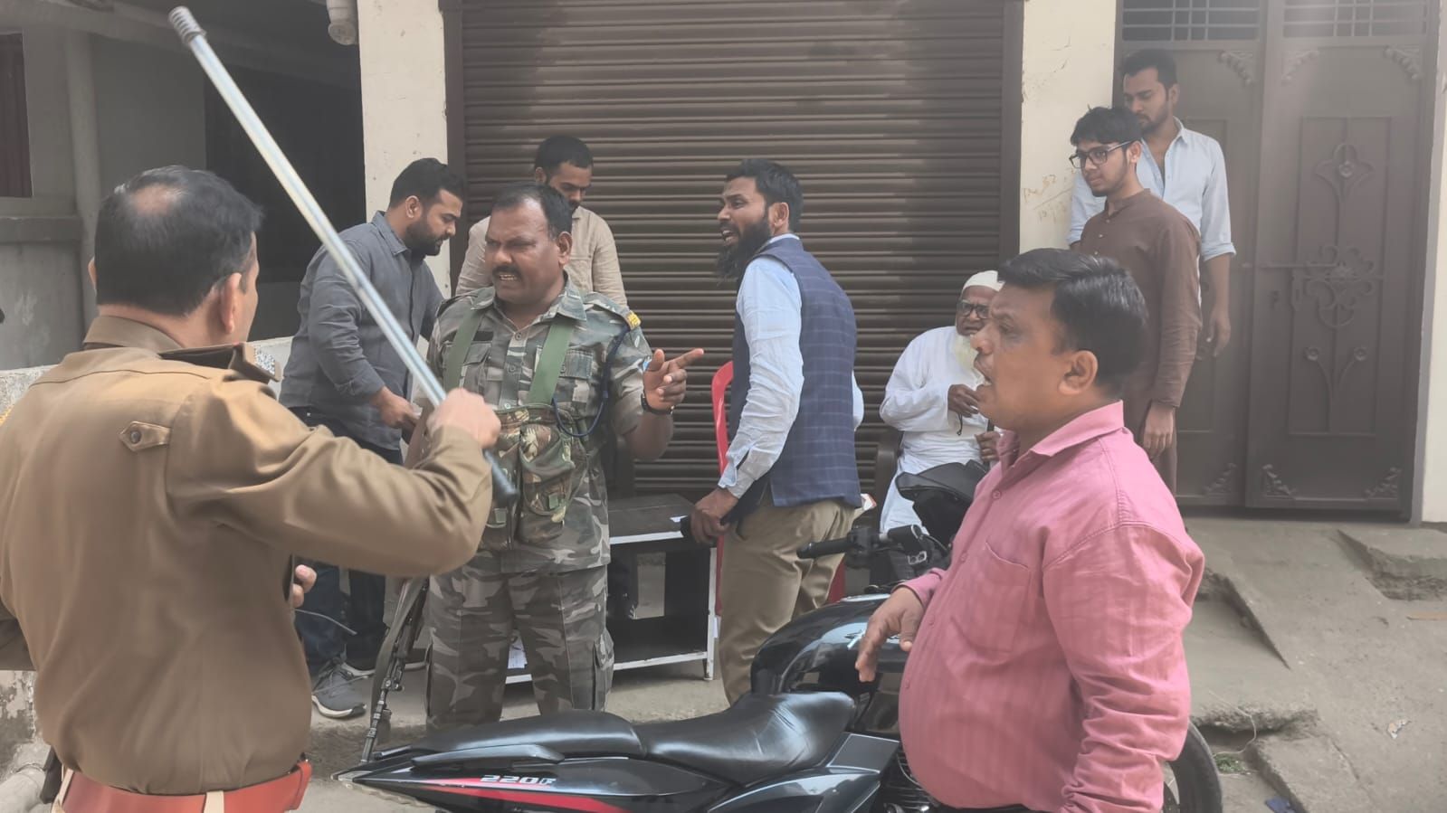 गिरिडीह के वार्ड 27 में दो उम्मीदवार समर्थक आपस में भिड़े, अधिकारियों ने संभाला मोर्चा 