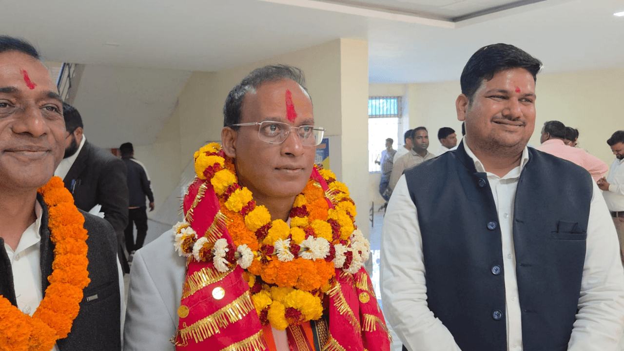 गिरिडीह BJP में भ्रम के हालात, मेयर उम्मीदवार डॉ शैलेन्द्र के प्रचार से दरी बिछाने वाले कार्यकर्ताओं ने बनाई दूरी