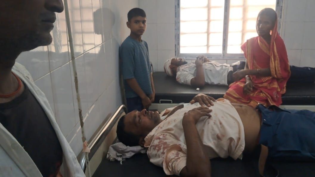 गिरिडीह में अंचल कार्यालय में दो पक्ष आपस में भिड़े, आधा दर्जन लोग गम्भीर रूप से घायल