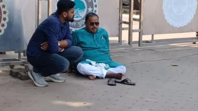 टिकट कटने के डर से विधायक का हाई वोल्टेज ड्रामा, सीएम आवास के बाहर धरने पर बैठे गोपाल मंडल