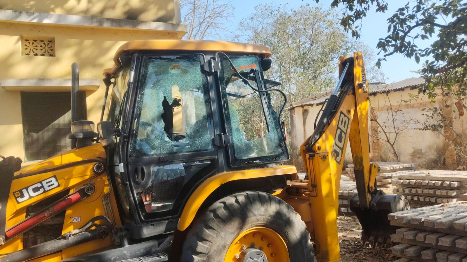 गिरिडीह में Trench काटने पहुंची टीम पर ग्रामीणों का हमला, JCB क्षतिग्रस्त, पुलिस ने संभाला मोर्चा