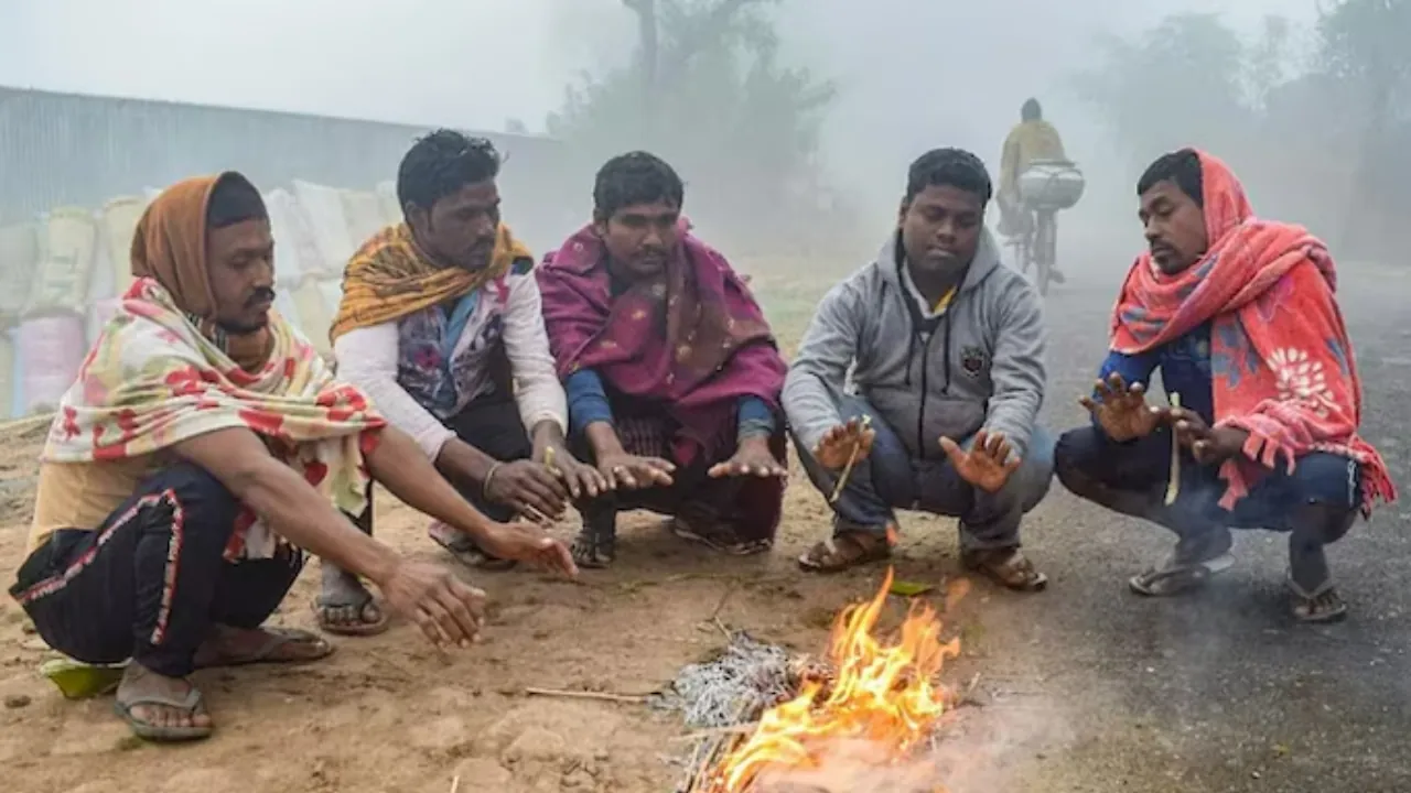 झारखंड में अब बढ़ेगी कंपकंपी ठंड, घरों से गरम कपड़े पहनकर निकल रहे लोग