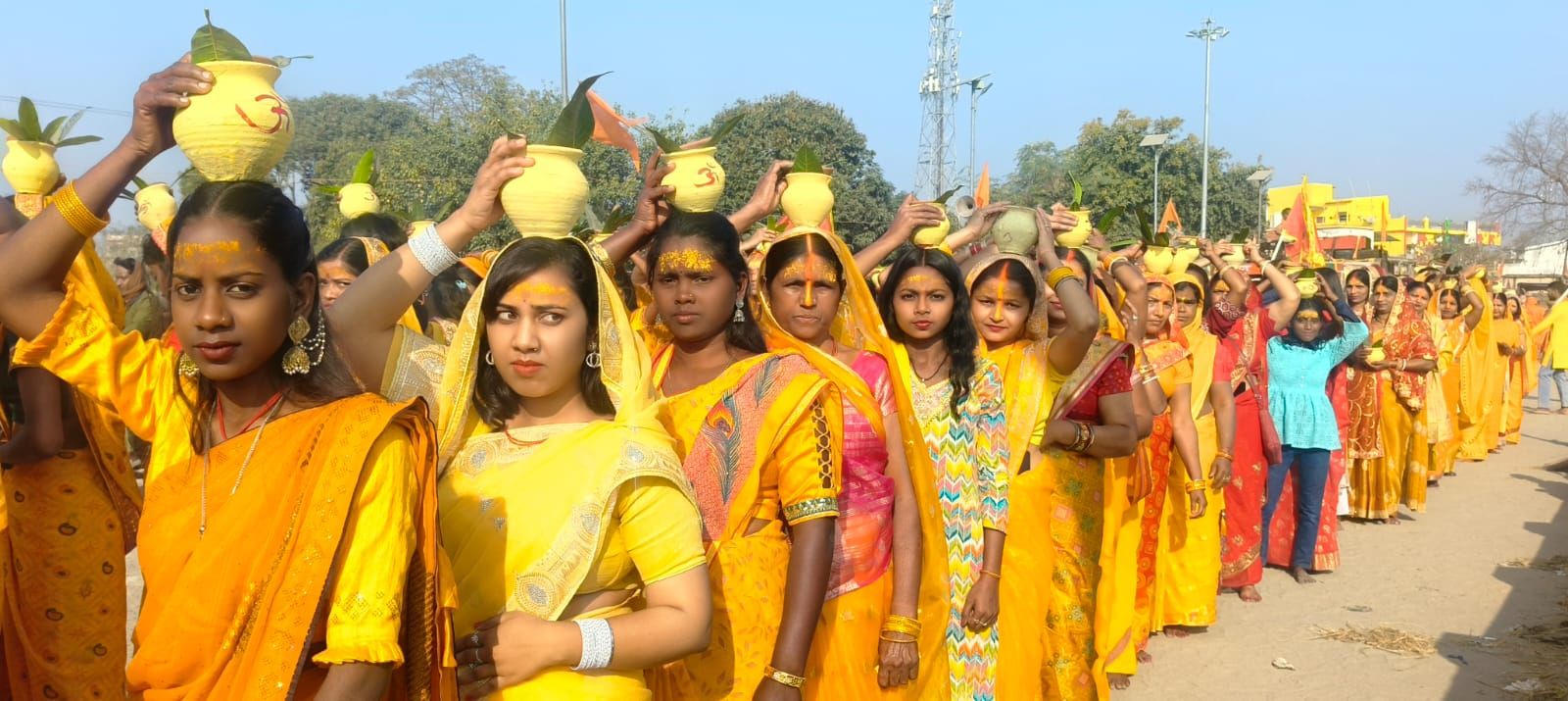 हनुमान मंदिर प्राण प्रतिष्ठा गिरिडीह: सिहोडीह में भव्य कलश यात्रा का हुआ आयोजन, सैकड़ों की संख्या में महिलाएं हुई शामिल  