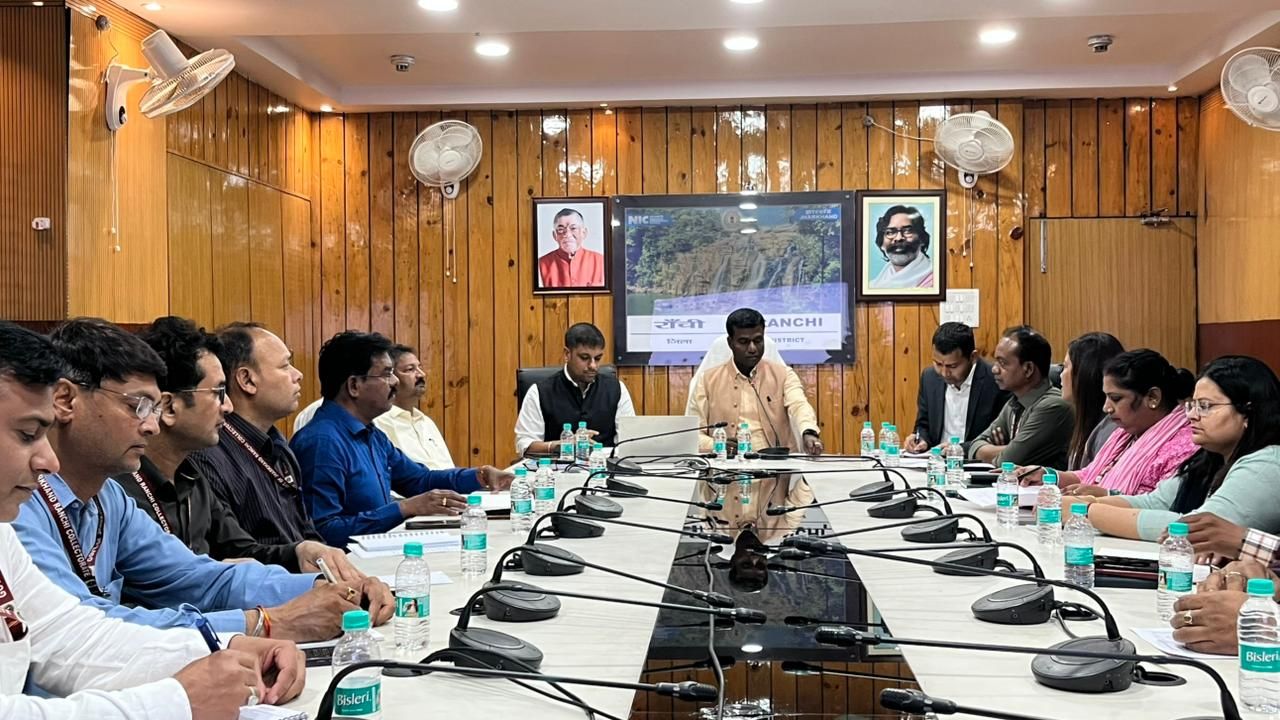 Ranchi में जिला प्रशासन की समीक्षा बैठक, समयबद्ध और पारदर्शी क्रियान्वयन पर जोर