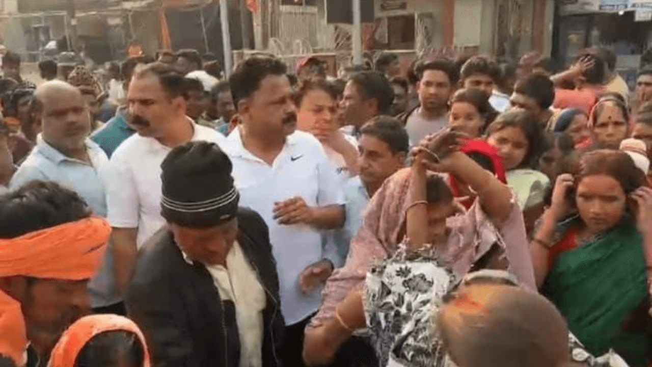 DJ विवाद में युवक की हत्या पर आक्रोशित लोगों ने सड़क किया जाम, मंत्री ने कड़ी कार्रवाई का दिया भरोसा