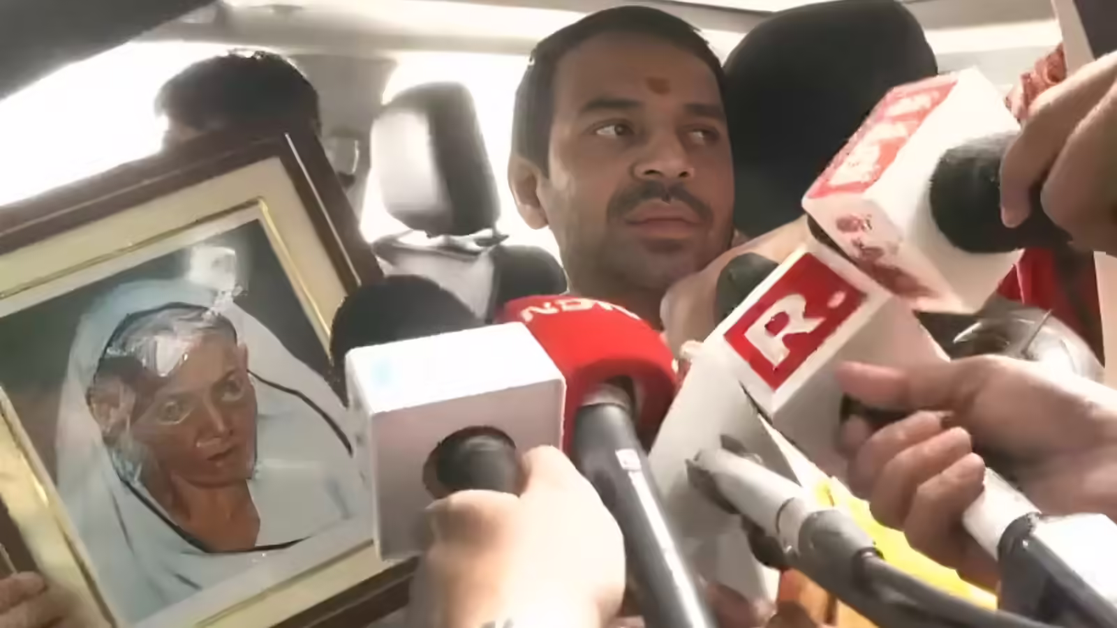 दादी के आशीर्वाद से होगी नैया पार, तेजप्रताप ने महुआ से भरा पर्चा