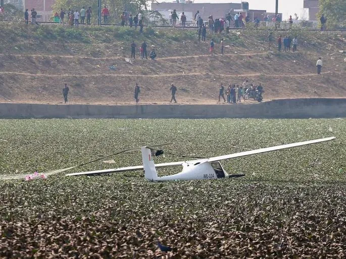 Prayagraj Aircraft Crash: तालाब में गिरा वायुसेना का ट्रेनी विमान, पैरासूट के सहारे पायलट ने बचाई जान