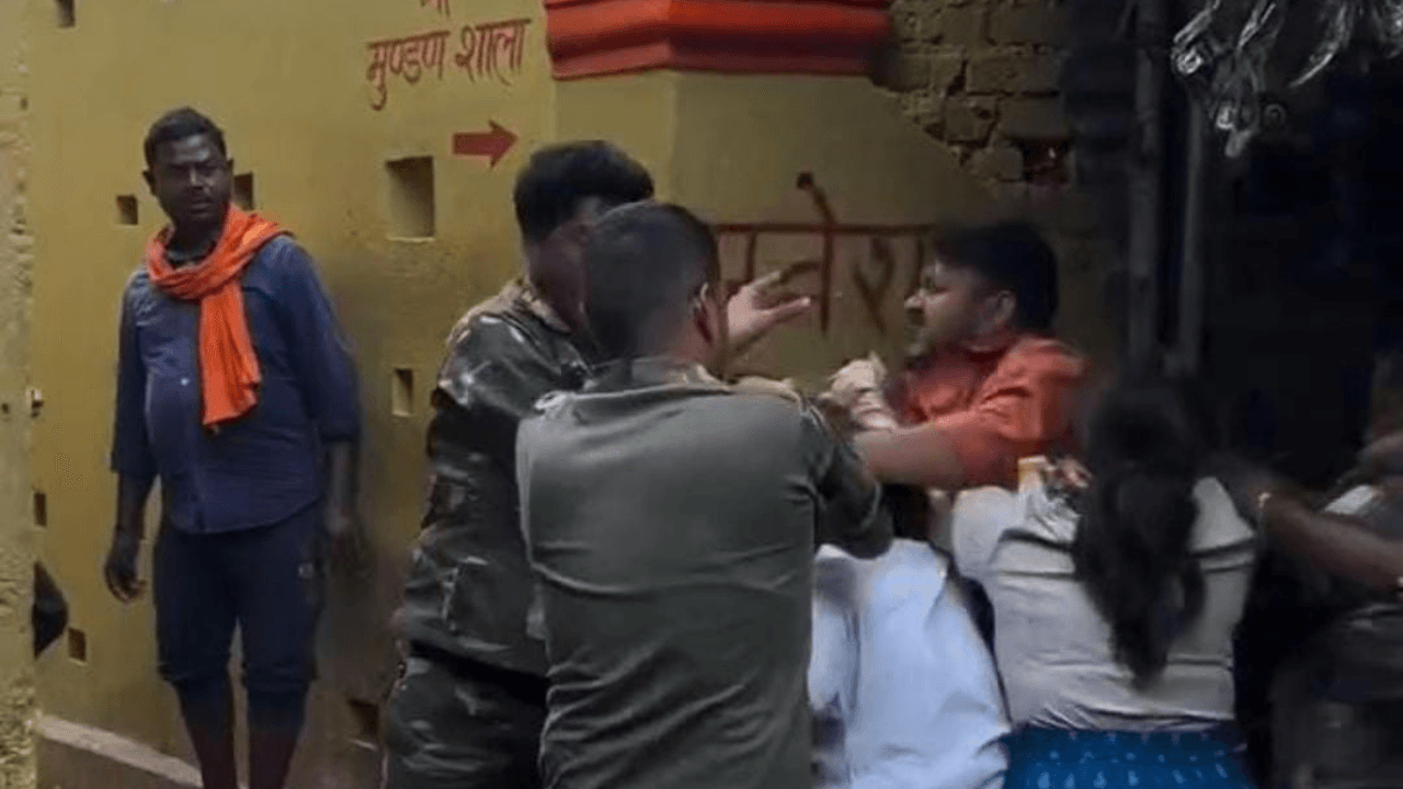 रामगढ़ के रजरप्पा मंदिर में मारपीट मामले में 5 पुलिस कर्मी सस्पेंड, जानें पूरा मामला