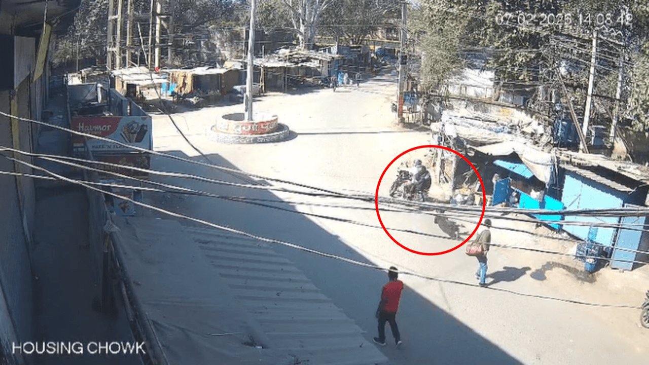 Ranchi में स्नैचर्स से भिड़ गई महिला ! सड़क पर गिर पड़े बाइक सवार अपराधी